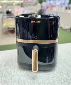 سرخ‌کن بدون روغن نیولند مدل NL-2978 با ظرفیت ۶.۵ لیتر و دو المنت حرارتی، یک دستگاه قدرتمند و کم‌مصرف برای پخت رژیمی انواع غذاهاست. طراحی جمع‌وجور، توان ۲۰۰۰ وات و ۱۲ برنامه پخت از ویژگی‌های برجسته این مدل هستند. 🍟 مشخصات فنی و ویژگی‌ها 🔹 ظرفیت: ۶.۵ لیتر مناسب برای خانواده‌های ۴ تا ۶ نفره، قابل استفاده برای پخت یک مرغ کامل یا حجم زیاد سیب‌زمینی 🔹 توان مصرفی: ۲۰۰۰ وات گرمایش سریع با مصرف انرژی بهینه 🔹 تعداد المنت: ۲ المنت حرارتی پخت یکنواخت از بالا و پایین، بدون نیاز به روغن 🔹 برنامه‌های پخت: ۱۲ برنامه پیش‌فرض برای پخت مرغ، ماهی، گوشت، سبزیجات، کیک، پیتزا، سیب‌زمینی و گرم‌کردن غذا 🔹 کنترل پنل: دیجیتال لمسی دارای تایمر و تنظیم دما تا ۲۰۰ درجه سانتی‌گراد 🔹 جنس بدنه: فلز با رنگ مشکی مات مقاوم، زیبا و مناسب برای آشپزخانه‌های مدرن 🔹 ویژگی‌های ایمنی و راحتی: - سیستم قطع خودکار - سبد نچسب قابل شست‌وشو - طراحی جمع‌وجور با دسته ارگونومیک ✅ مناسب برای: - پخت رژیمی بدون روغن - استفاده روزمره در خانه یا محل کار - کسانی که به دنبال دستگاهی با ظرفیت بالا و عملکرد حرفه‌ای هستند