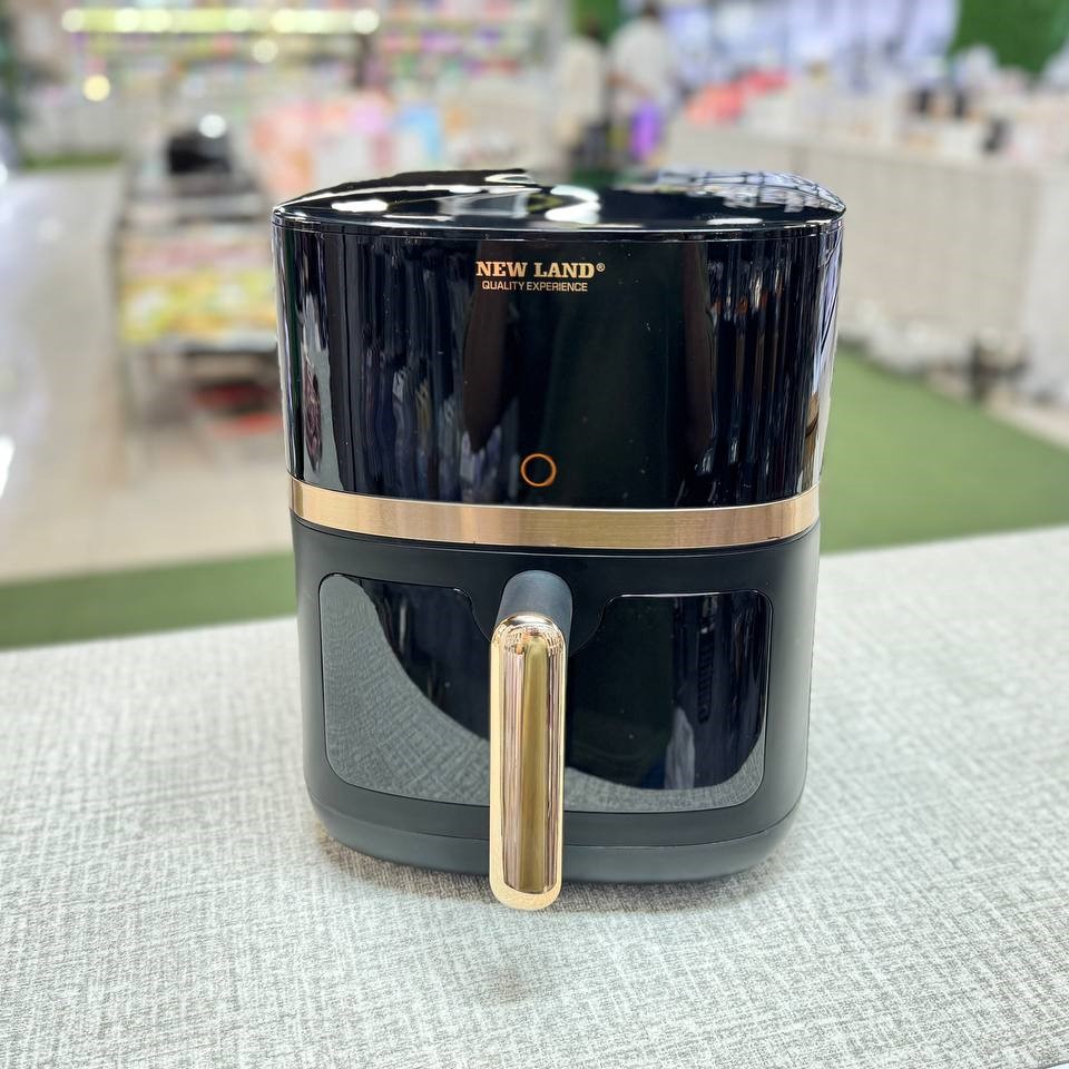 سرخکن بدون روغن نیولند مدل NL-2978 با ظرفیت ۶.۵ لیتر و دو المنت حرارتی، یک دستگاه قدرتمند و کممصرف برای پخت رژیمی انواع غذاهاست. طراحی جمعوجور، توان ۲۰۰۰ وات و ۱۲ برنامه پخت از ویژگیهای برجسته این مدل هستند. 🍟 مشخصات فنی و ویژگیها 🔹 ظرفیت: ۶.۵ لیتر مناسب برای خانوادههای ۴ تا ۶ نفره، قابل استفاده برای پخت یک مرغ کامل یا حجم زیاد سیبزمینی 🔹 توان مصرفی: ۲۰۰۰ وات گرمایش سریع با مصرف انرژی بهینه 🔹 تعداد المنت: ۲ المنت حرارتی پخت یکنواخت از بالا و پایین، بدون نیاز به روغن 🔹 برنامههای پخت: ۱۲ برنامه پیشفرض برای پخت مرغ، ماهی، گوشت، سبزیجات، کیک، پیتزا، سیبزمینی و گرمکردن غذا 🔹 کنترل پنل: دیجیتال لمسی دارای تایمر و تنظیم دما تا ۲۰۰ درجه سانتیگراد 🔹 جنس بدنه: فلز با رنگ مشکی مات مقاوم، زیبا و مناسب برای آشپزخانههای مدرن 🔹 ویژگیهای ایمنی و راحتی: - سیستم قطع خودکار - سبد نچسب قابل شستوشو - طراحی جمعوجور با دسته ارگونومیک ✅ مناسب برای: - پخت رژیمی بدون روغن - استفاده روزمره در خانه یا محل کار - کسانی که به دنبال دستگاهی با ظرفیت بالا و عملکرد حرفهای هستند